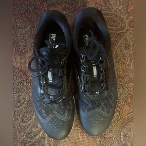 Like new Puma tennis shoes